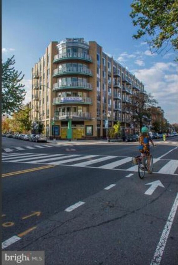 Foto principal - 2550 17th St NW