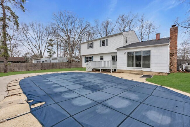 Building Photo - Newly Renovated 4-Bedroom Home with Pool i...