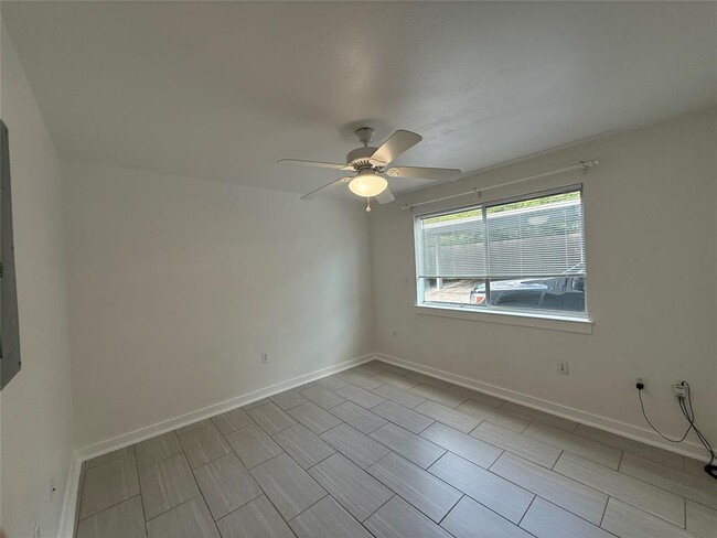 Foto del edificio - 2200 Dickson Dr