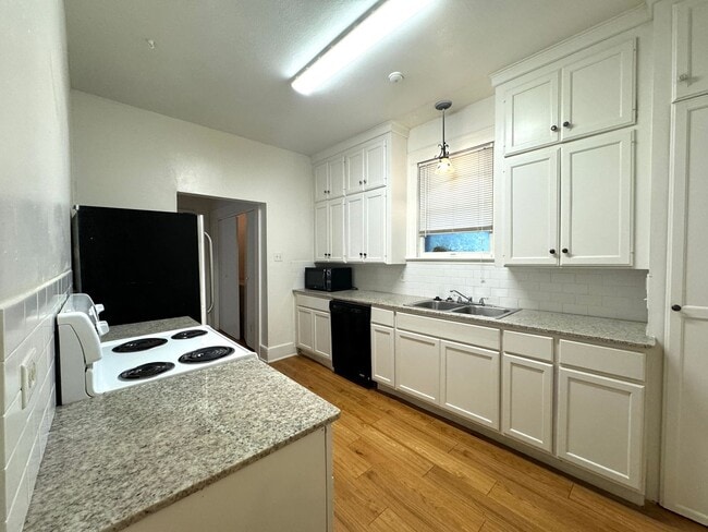 Foto del edificio - 2 Homes on 1 Lot West Campus