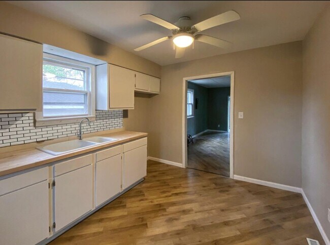 Foto del edificio - 1405 Redwing Rd