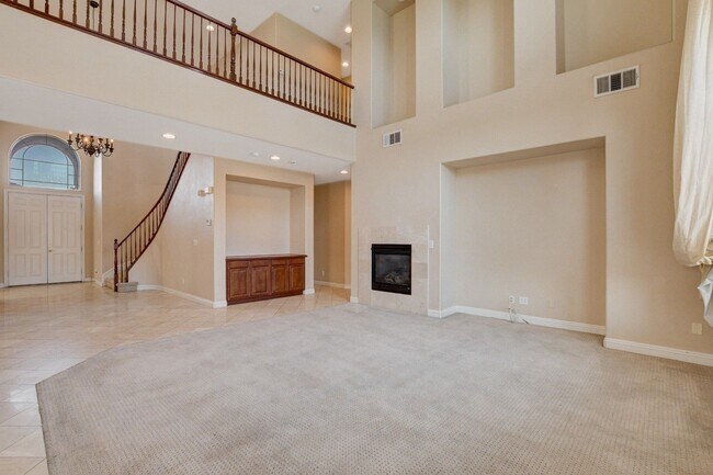 Foto del edificio - Spacious 5-Bedroom, 2 Story Pool Home in G...
