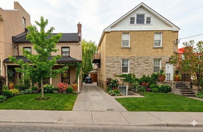 Photo du bâtiment - 12 Barton St W