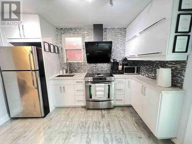 Photo du bâtiment - 2480 St Clair Ave W
