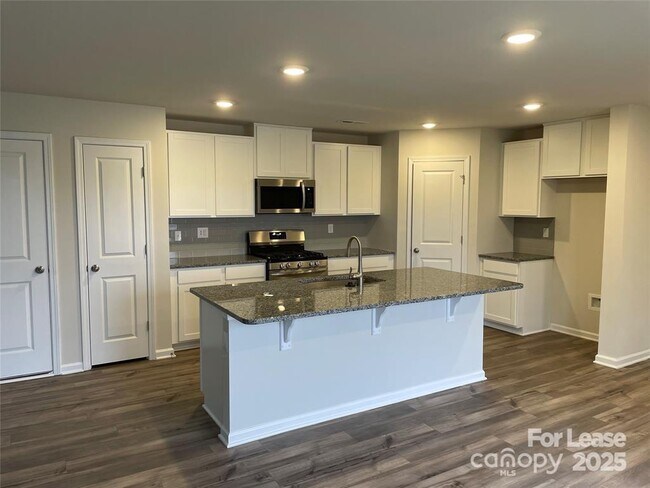 Building Photo - 354 Hollingswood Dr