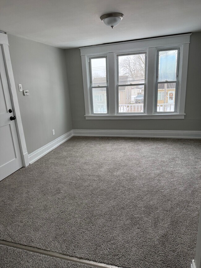 Foto del edificio - 100 Ladner Ave