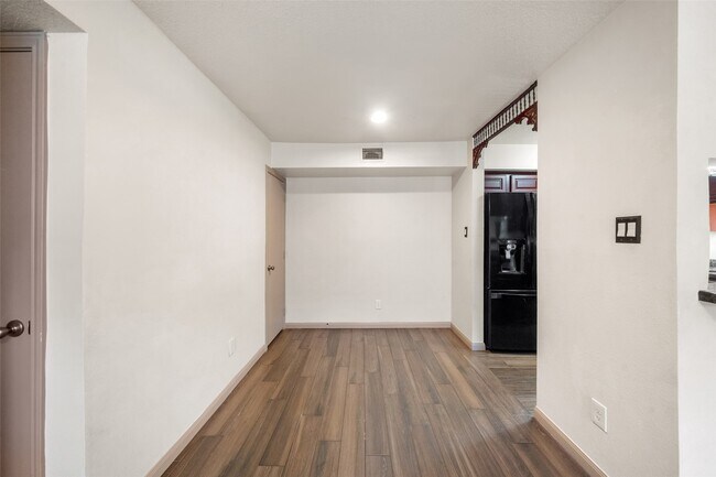 Foto del edificio - 1880 White Oak Dr