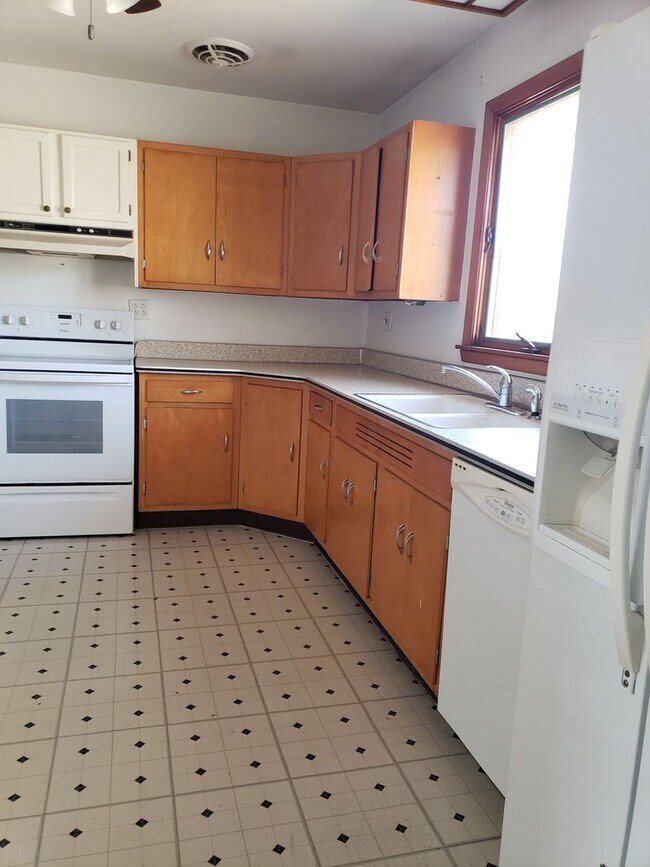 Foto del edificio - 3 BD Ranch with THREE garages