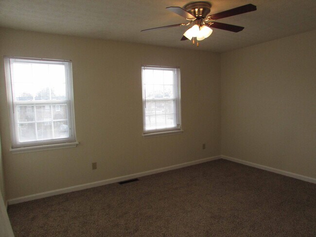 Building Photo - 582 Lost Cir