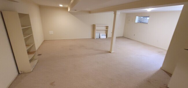 Spacious and bright bedroom - 4935 Andrea Ave