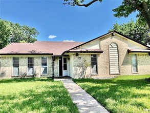 Building Photo - 4726 Oakwood Dr
