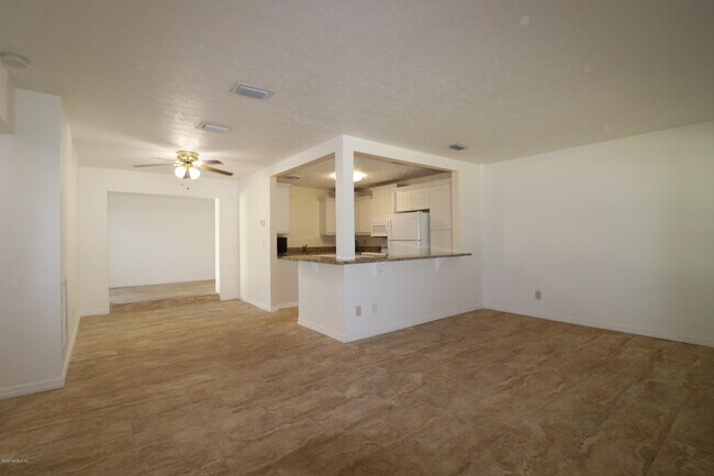 Building Photo - 2119 Bourget Dr