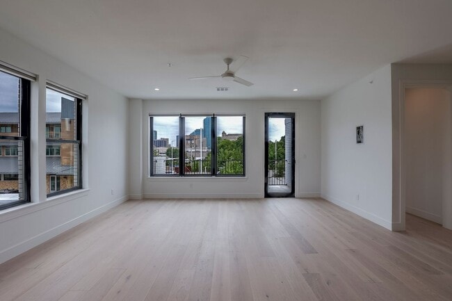 Building Photo - 309 W Daggett Ave