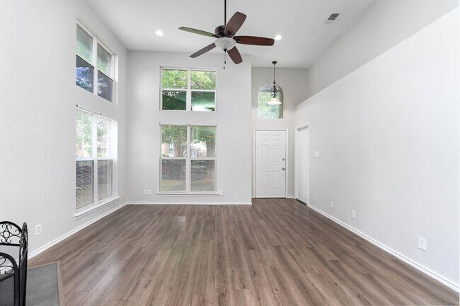 Foto del edificio - Charming 3BD/2BA Home in a Serene, Tree-Li...