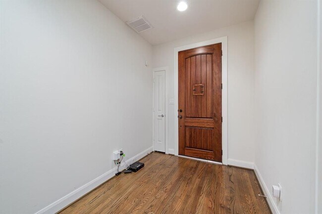 Building Photo - 1253 Bonner St
