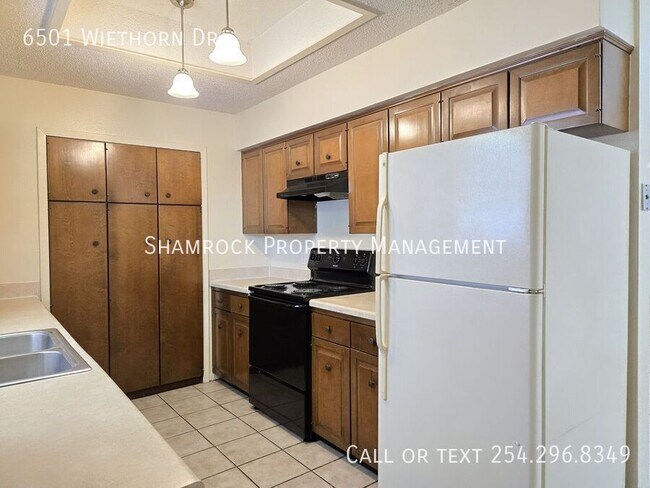 Building Photo - 3/2 Duplex in Midway ISD!