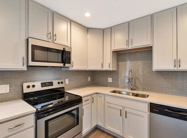 Foto del edificio - 3354 S Flower St