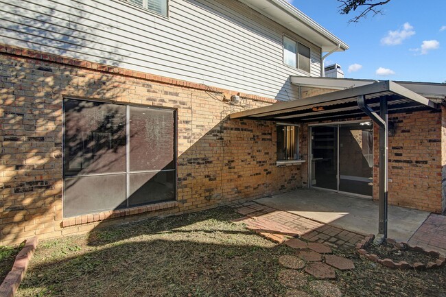 Building Photo - Quick and Convenient in Carrollton