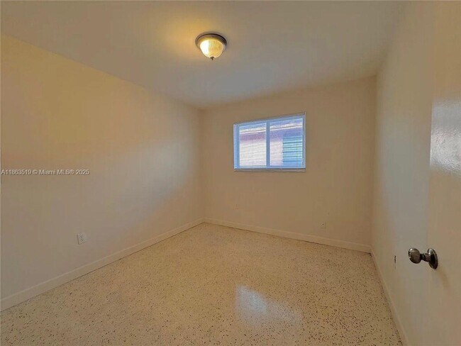 Foto del edificio - 628 W 17th St