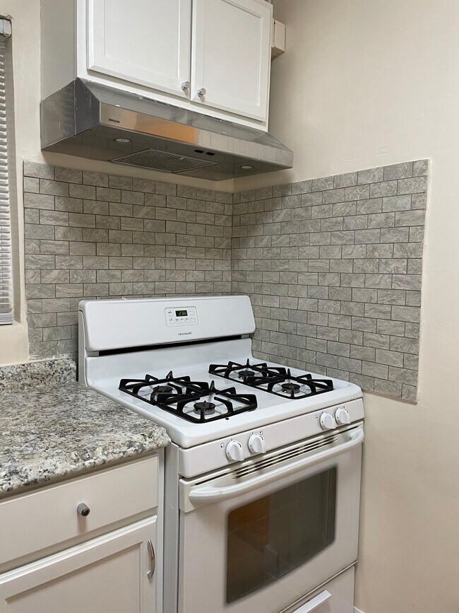 Building Photo - 1612 Coal Ave SE