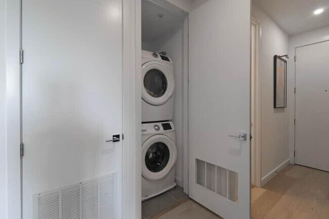 Building Photo - 1806 A St NE