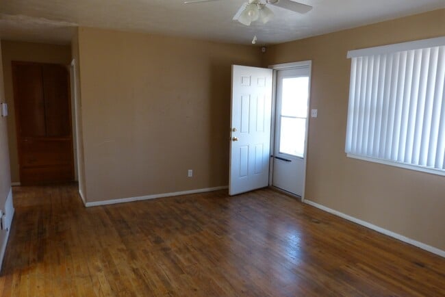 Building Photo - Cute 2 bedroom/one bath plus guest quarters!