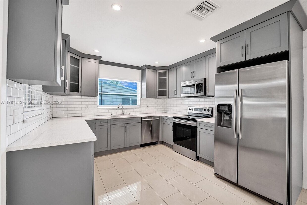 Foto principal - 5380 SW 3rd St