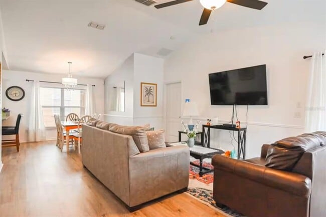 Building Photo - 1904 Royal Ridge Dr