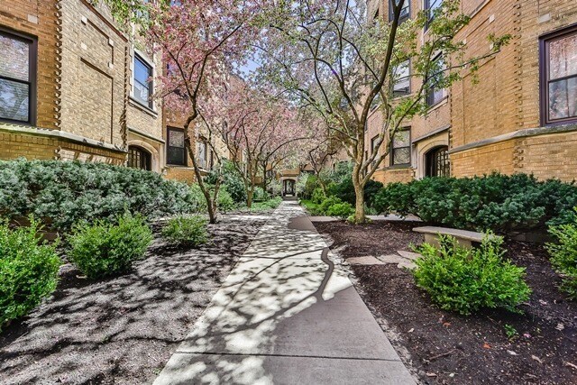 Building Photo - 547 W Brompton Ave