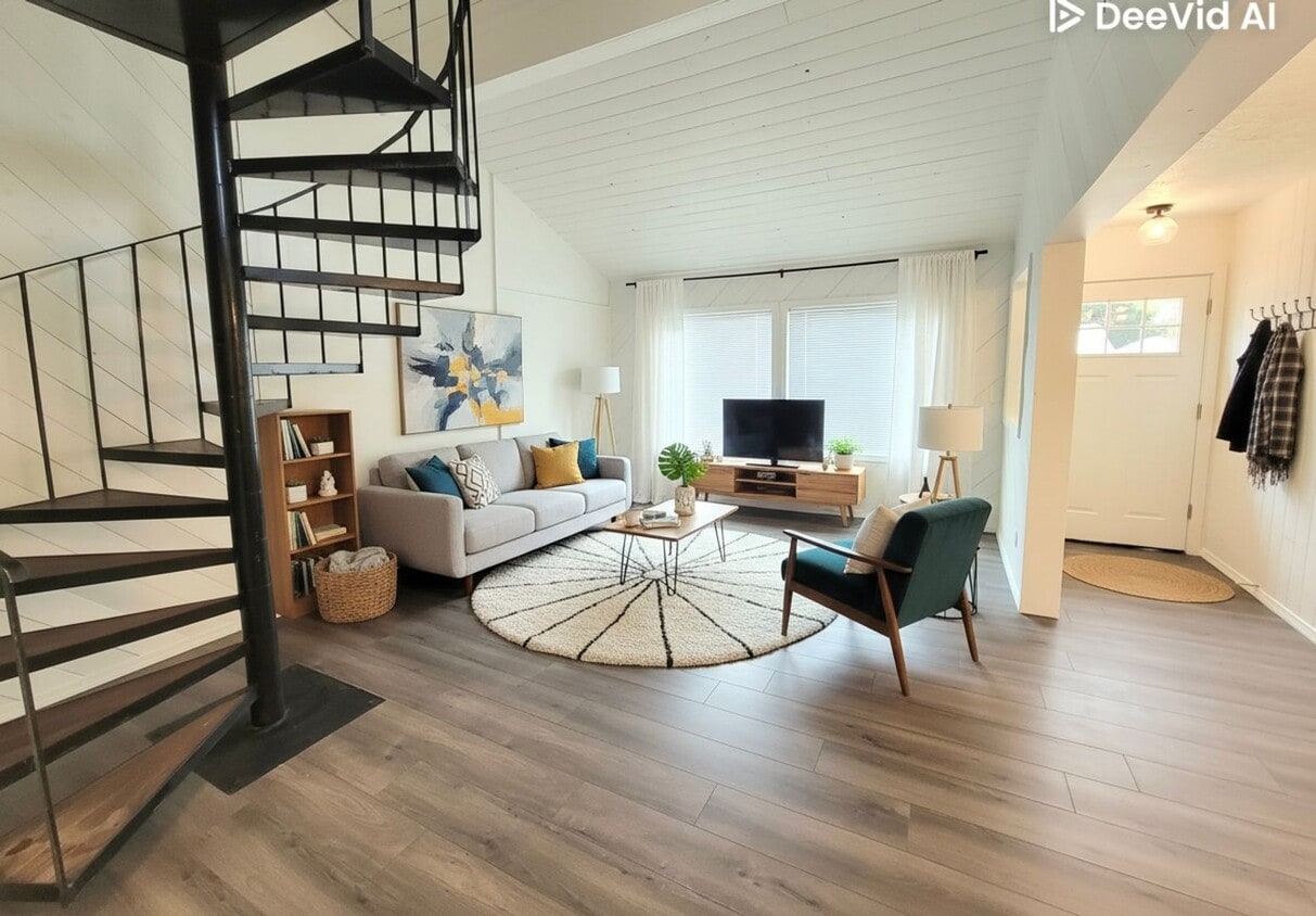 Primary Photo - Spacious Yard and Detached Garage - Captiv...