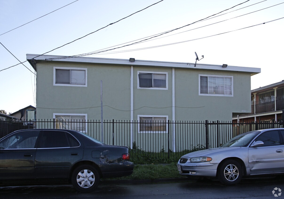 Building Photo - 9706 Cherry St