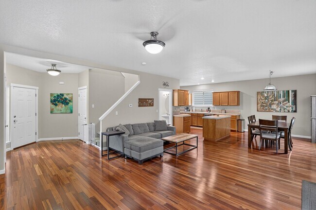 Foto del edificio - 3 Bedroom/2.5 Bath + Bonus Room & Outdoor living