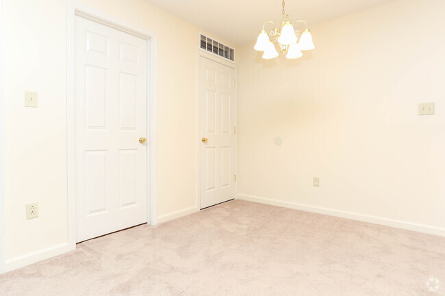 1BR, 1BA - 900 SF - Dining Area - East Ridge Apartments