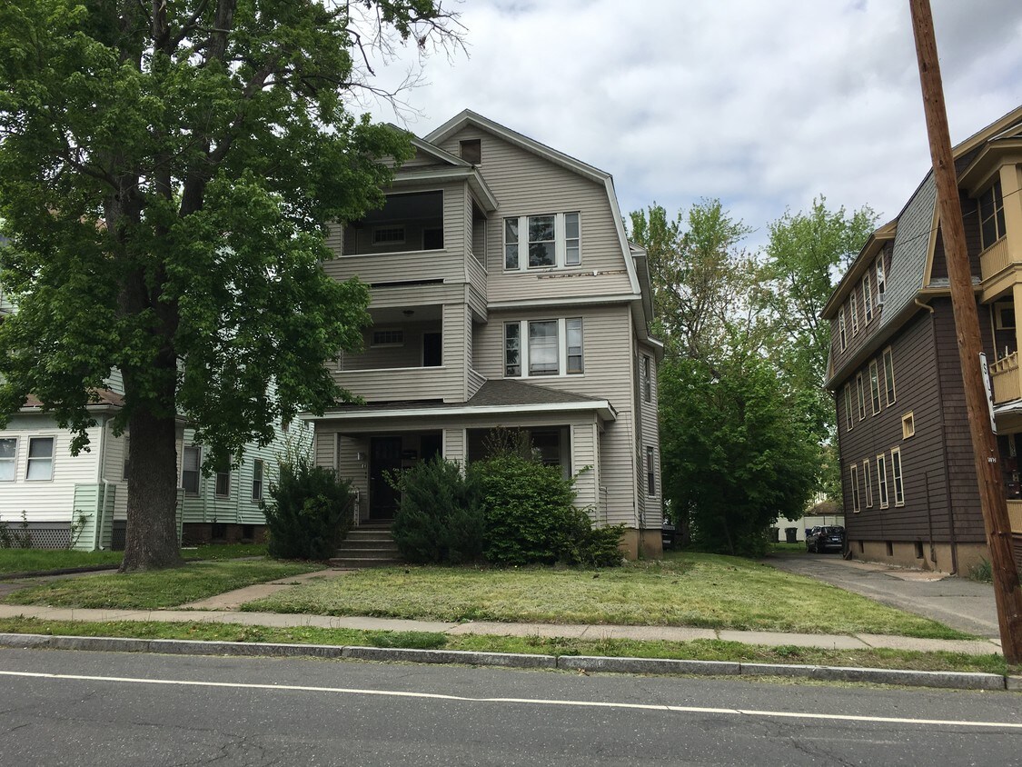 1074 Boulevard, West Hartford - 100 Quaker Ln S