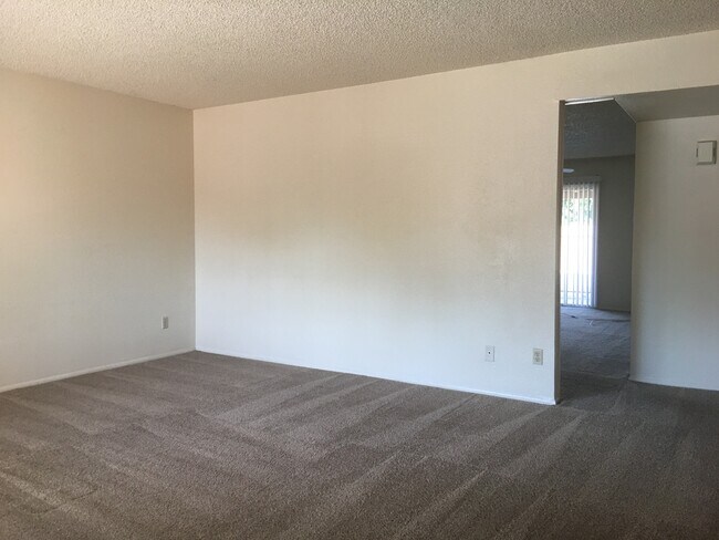 Foto del edificio - Tempe 4 Bed/ 2 Bath Single Story with Pool and Full Pool Service