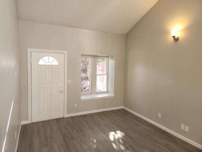Building Photo - Updated home on Cul De Sac!