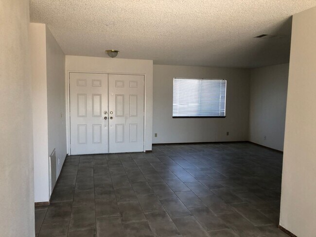 Building Photo - Apple Valley 3 Bedroom Home