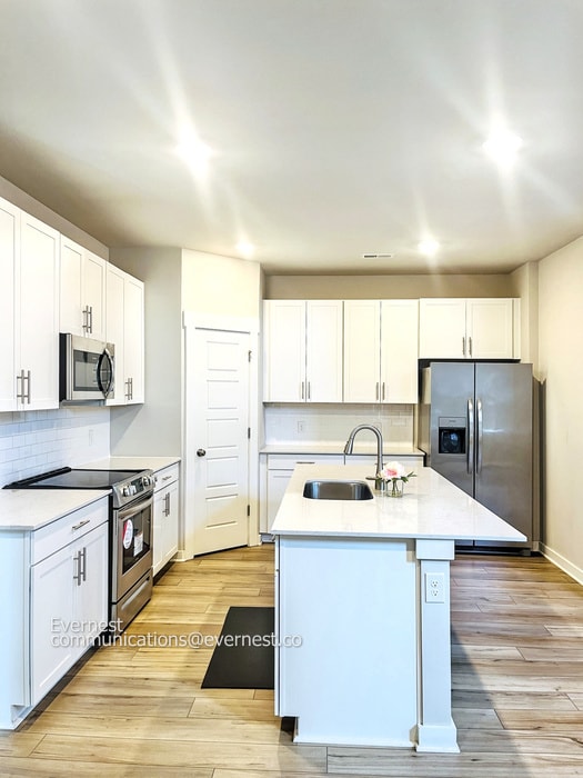 Building Photo - 806 Els Ct