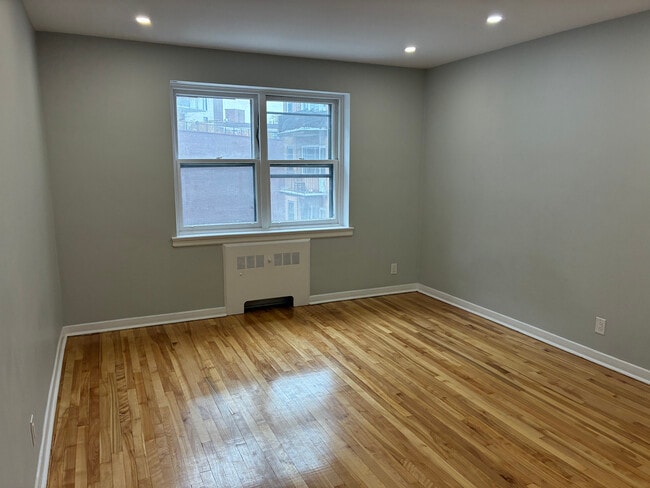 Building Photo - 4635 Av Clanranald