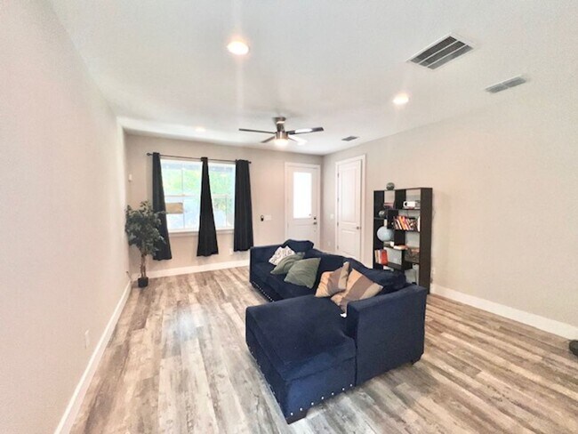 Building Photo - Orlando - 3 Bedroom, 2.5 Bathroom - $2,345.00
