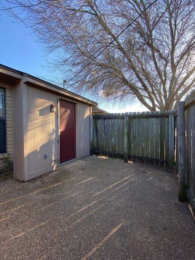Building Photo - Duplex *LEASING SPECIAL AVAILABLE*