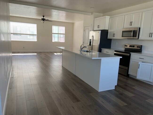 Building Photo - Stylish Townhome in American Fork
