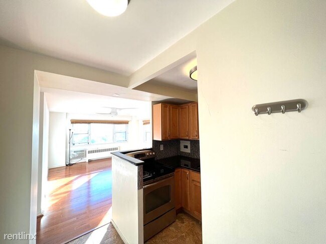Building Photo - 356 W Surf St