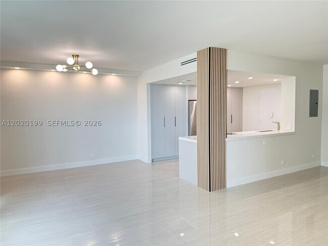Foto del edificio - 5055 Collins Ave
