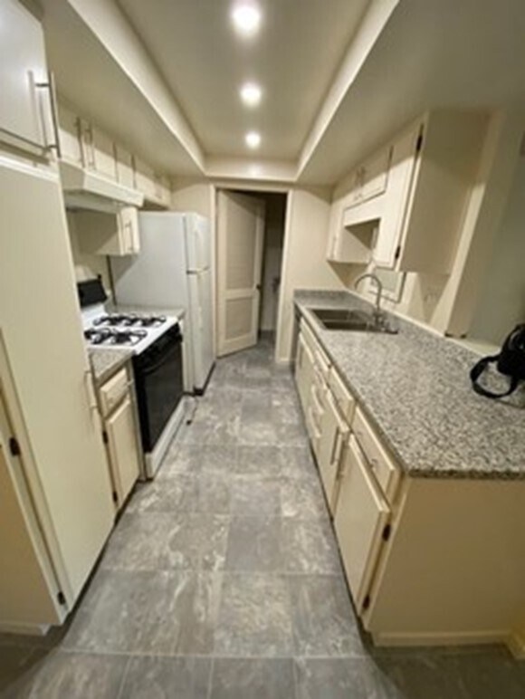 Kitchen has Granite Countertop - 1475 De Rose Way