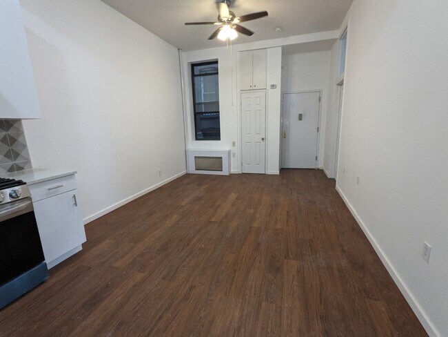 Building Photo - 711 Evergreen Ave