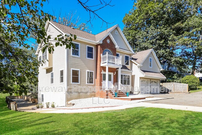 Building Photo - 2 Lucha Ct
