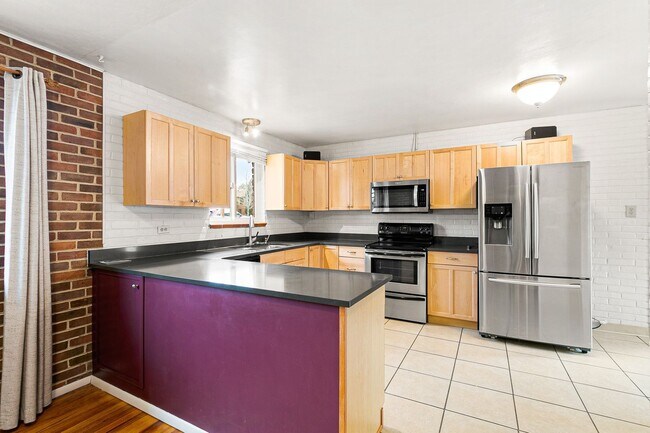 Building Photo - Updated Home with Modern Appliances, park-...