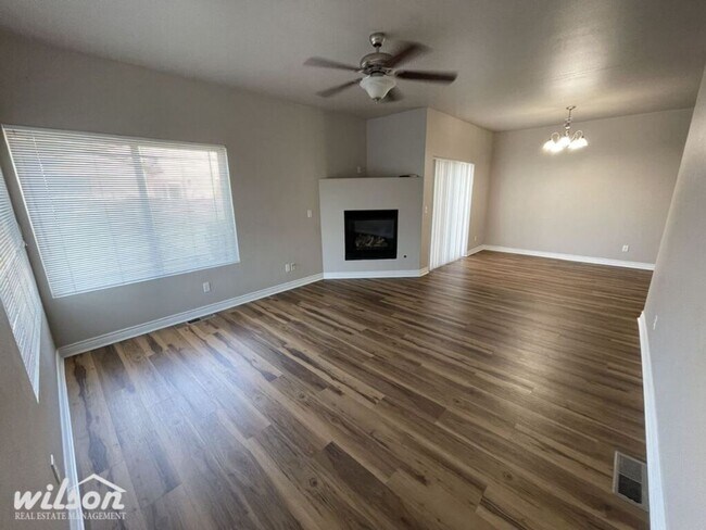 Building Photo - Spacious 3BR/2BA Duplex with Modern Amenit...
