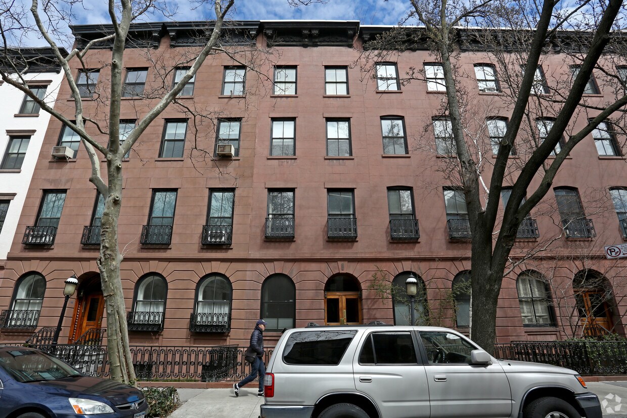 Building Photo - 467 W 22nd St